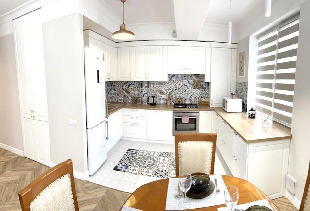 Very Large Apartment For Family! On Milestiu! Кишинів Екстер'єр фото